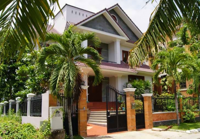 Nên lắp đặt cửa chính mở vào trong hay mở ra ngoài?