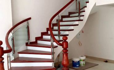 Cửa hàng bán cầu thang gỗ tại TPHCM
